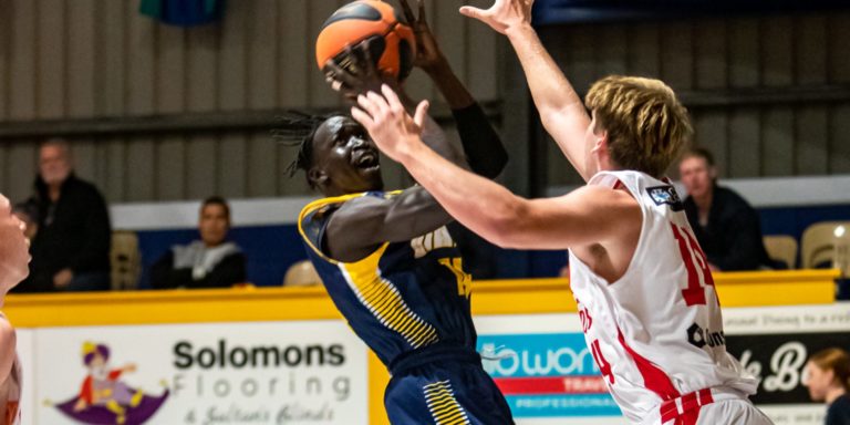 Kalgoorlie Goldfields Giants playing basketball